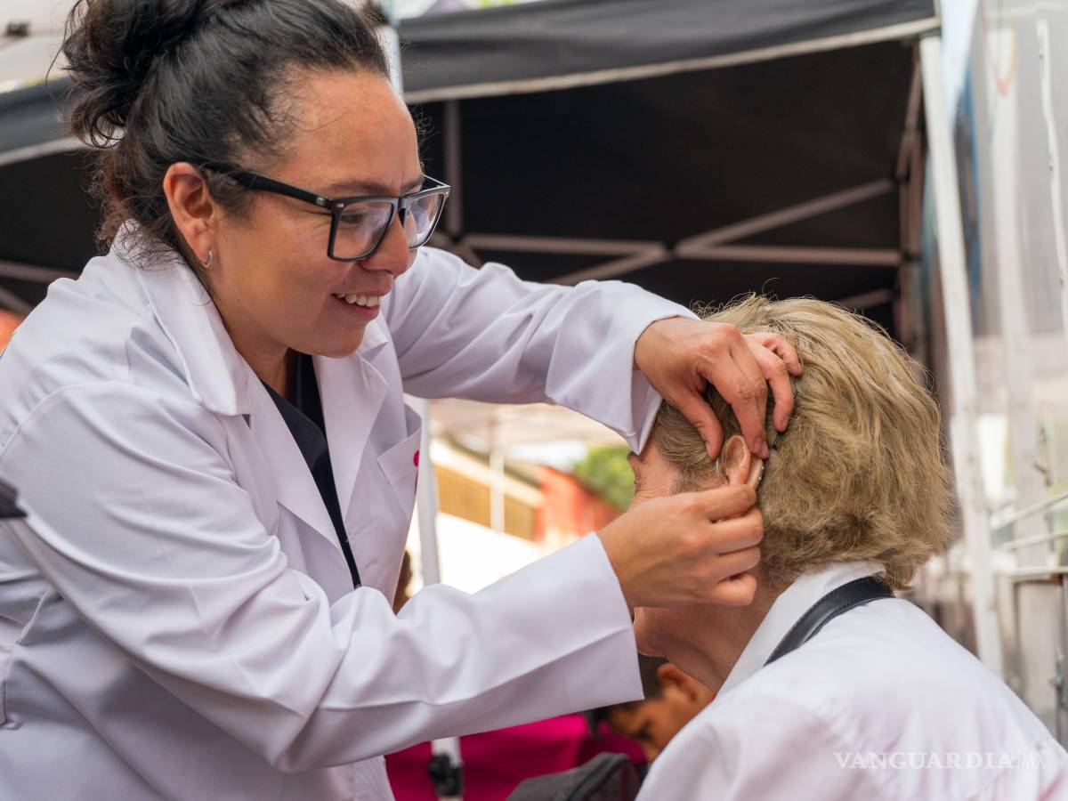 $!La unidad móvil del DIF Saltillo llegó a la Escuela Primaria Benito Juárez para brindar servicios de optometría y odontología a niñas y niños.