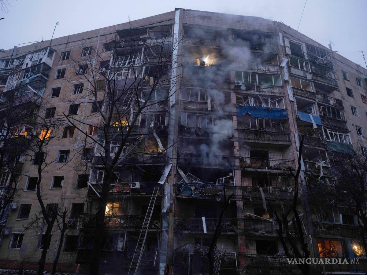 $!Un edificio de apartamentos dañado en un barrio residencial tras el ataque aéreo ruso en Kramatorsk, región de Donetsk, Ucrania.
