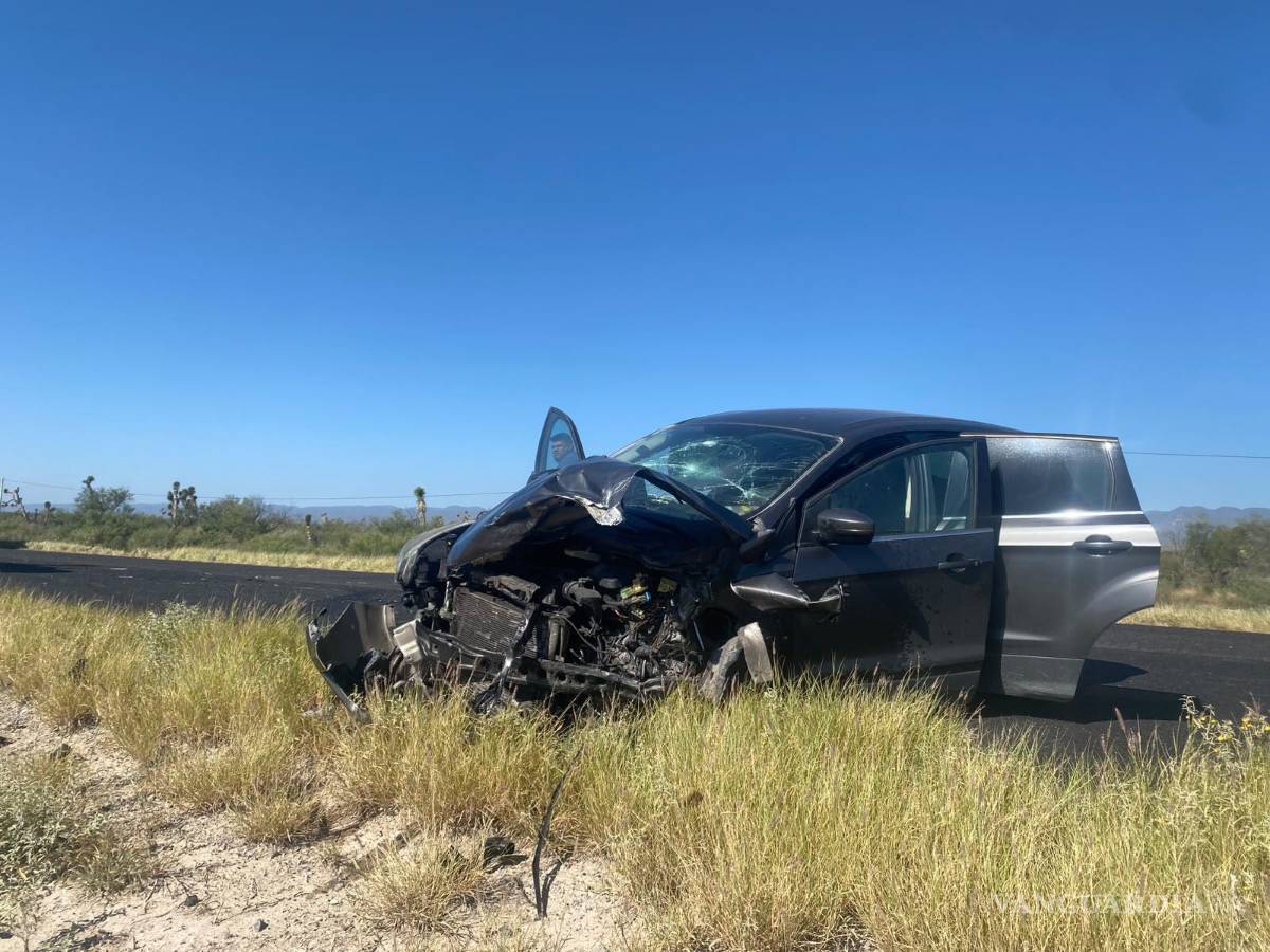 $!Dos vehículos protagonizaron un aparatoso choque frontal sobre la carretera federal 57.