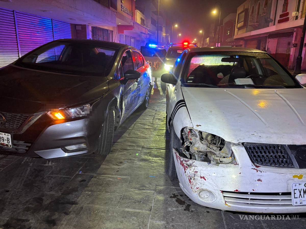 $!El detenido, que se dijo policía, fue esposado luego de resistirse y golpear en la cabeza a su víctima.