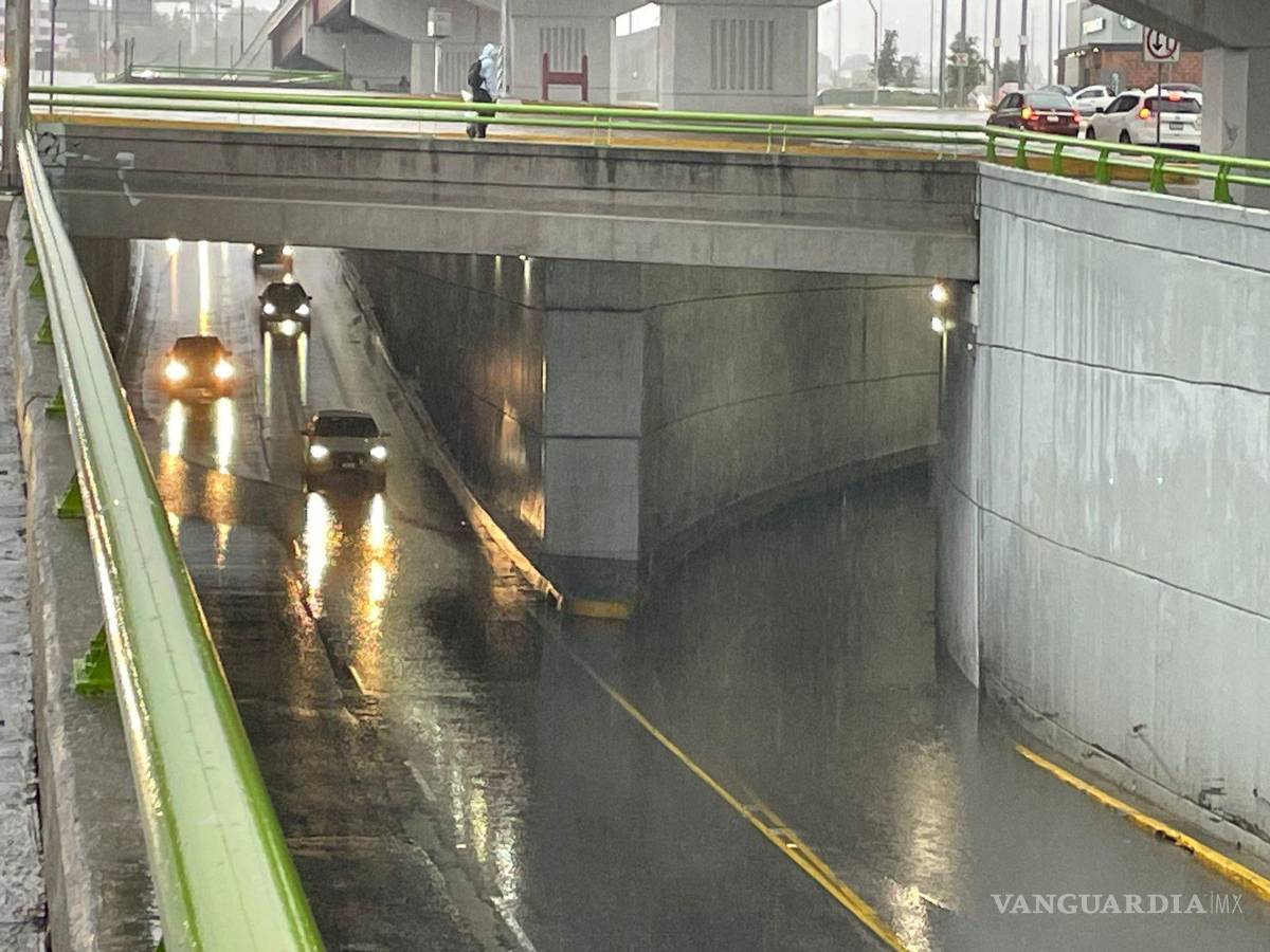 $!El paso a desnivel de Valle Dorado, al sur de Saltillo se encuentra cerrado en el sentido de la Central hacia Valle Dorado, el otro sentido ya fue liberado.