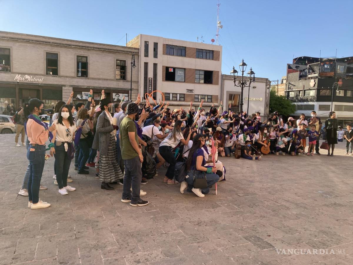 $!Las señales usadas por mujeres para pedir auxilio y expresarse en marchas