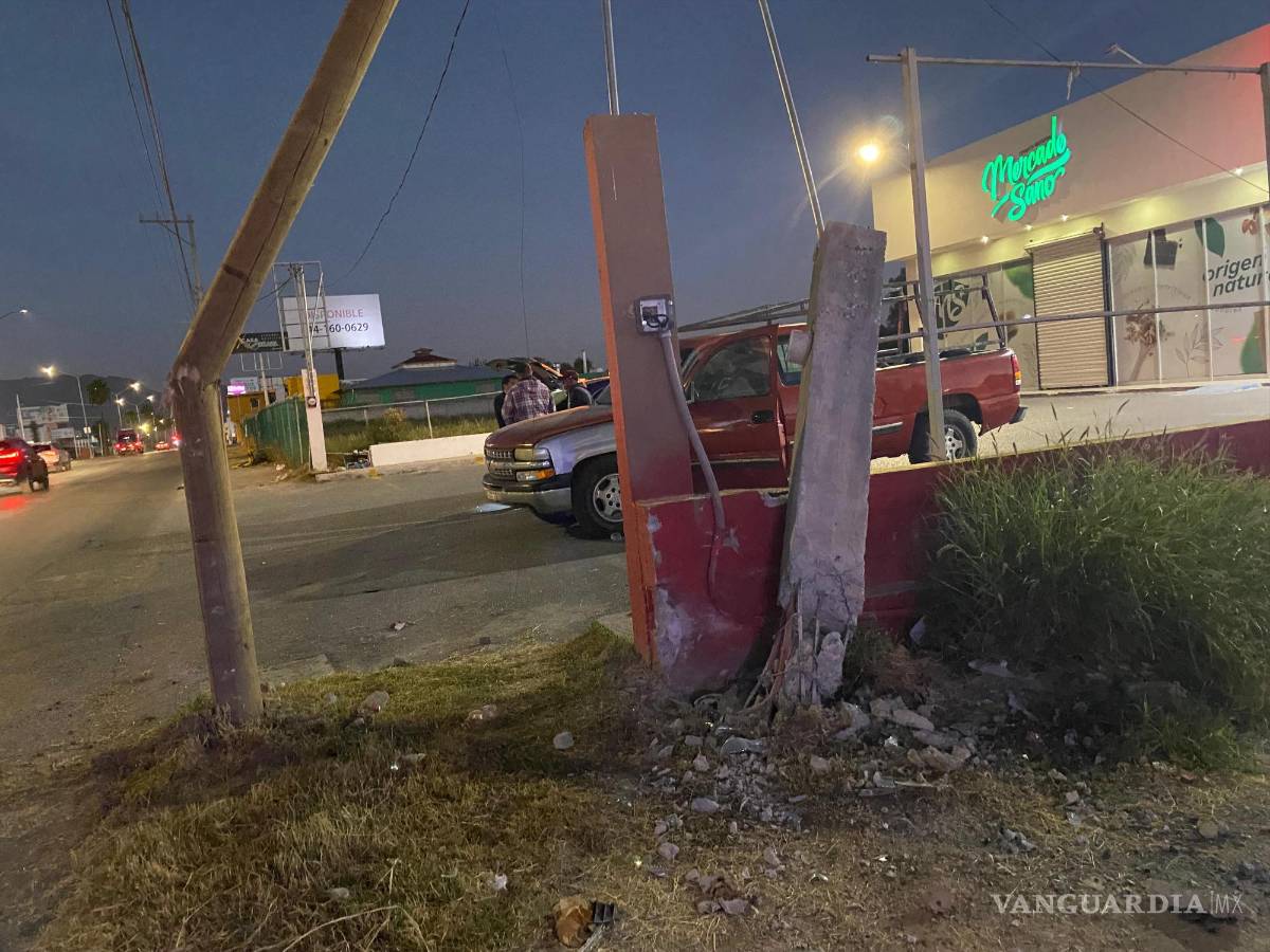 $!La conductora del Toyota Yaris perdió el control y se impactó contra una base de concreto en el bulevar Luis Donaldo Colosio.