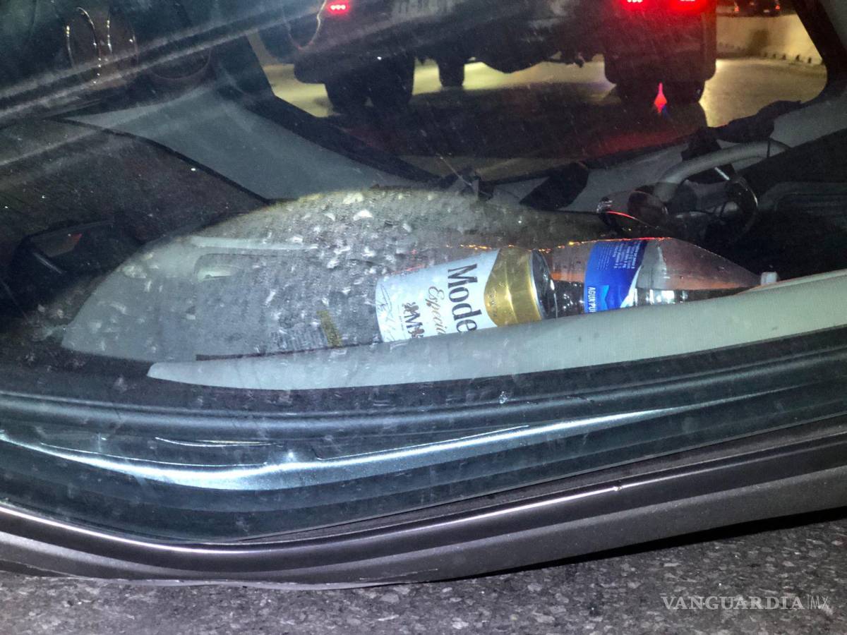 $!La policía detectó latas de cerveza dentro de la unidad.