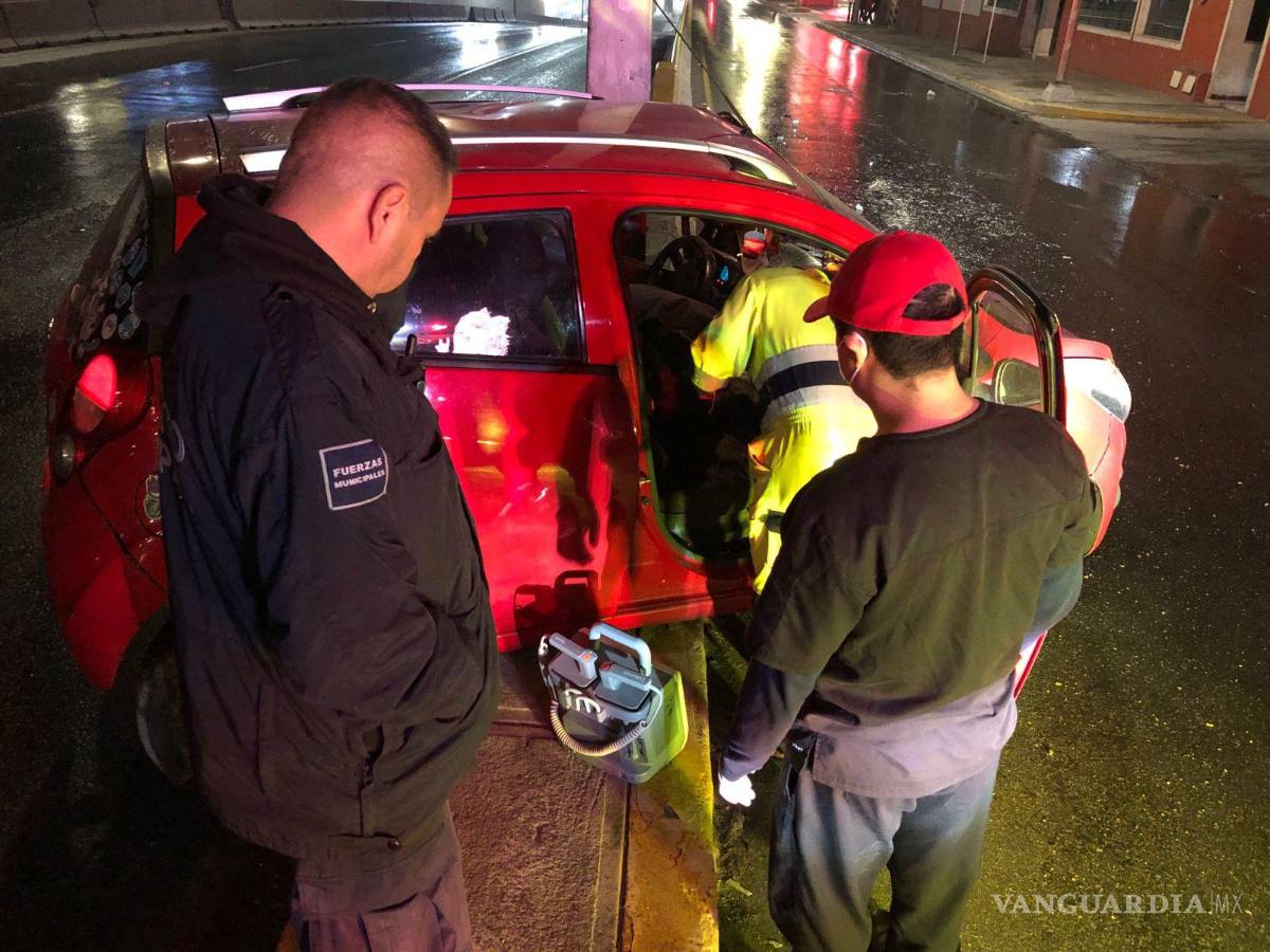 $!El hombre terminó sin vida dentro de su coche.
