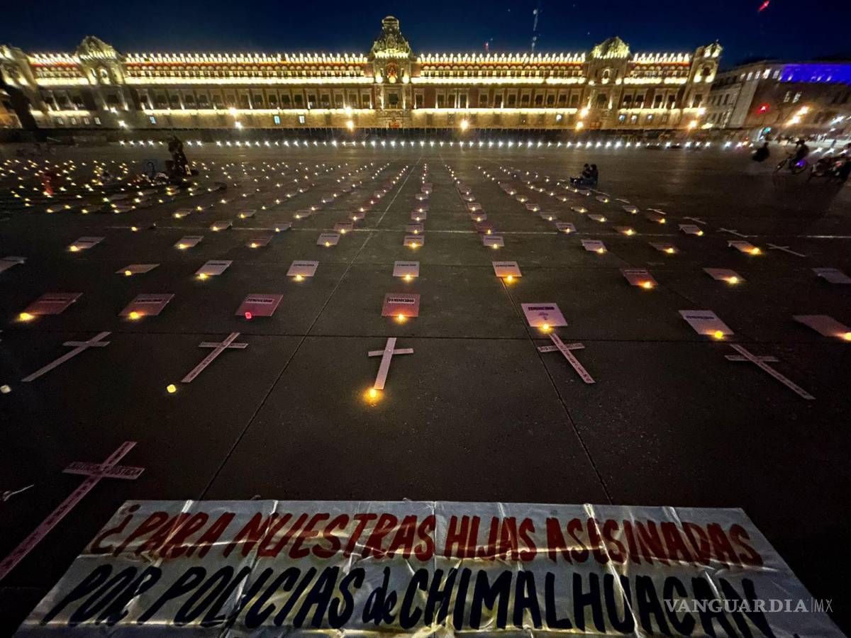 $!Aspectos de la velada que se realiza en el Zócalo capitalino para exigir justicia por las mujeres desaparecidas y victimas de feminicidios.