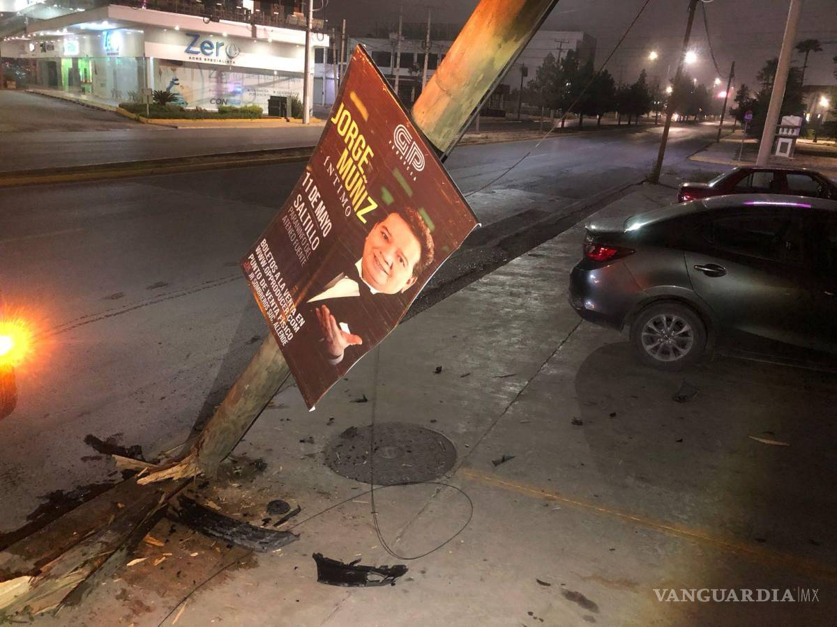 $!Así quedó el poste de madera derribado tras el impacto del vehículo.