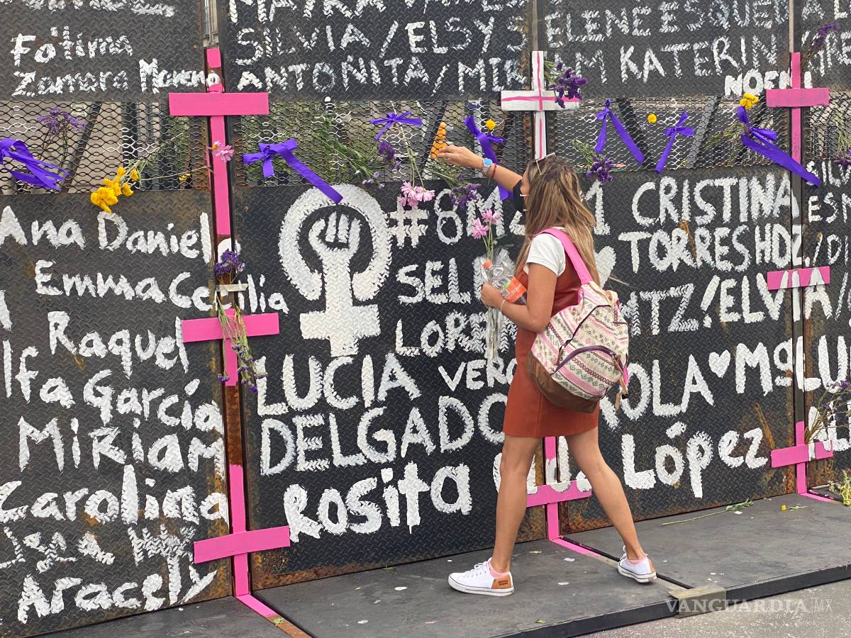 $!‘Muro de la paz’ de AMLO es transformado en memorial de víctimas de feminicidio