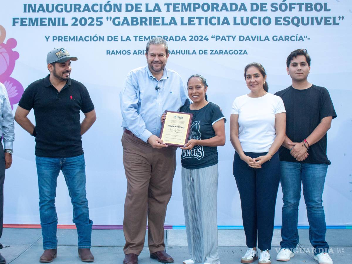 $!Gabriela Leticia Lucio Esquivel recibe entre aplausos el reconocimiento que da nombre a la temporada 2025 de la Liga Municipal Femenil de Softbol en Ramos Arizpe.