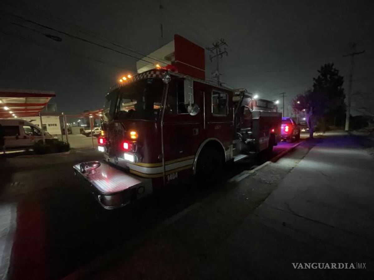 $!Se dijo que para intentar limpiar parte del terreno, los sujetos quemaron la hierba seca, pero se les salió de control, siendo auxiliados por los apagafuego de la ciudad.