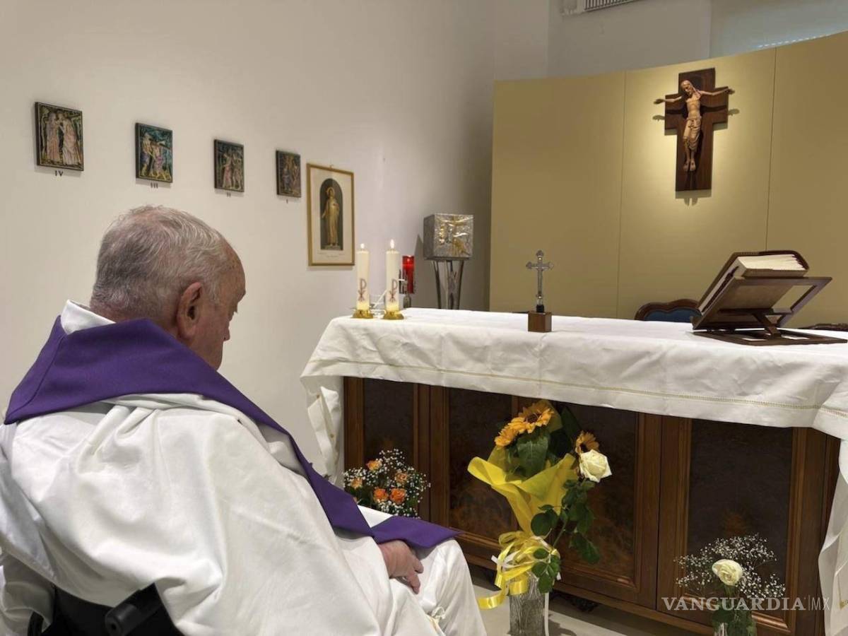 $!El papa Francisco se asomará desde la ventana de su apartamento en el hospital Gemelli en la que será su primera aparición pública desde su ingreso, hace 37 días.