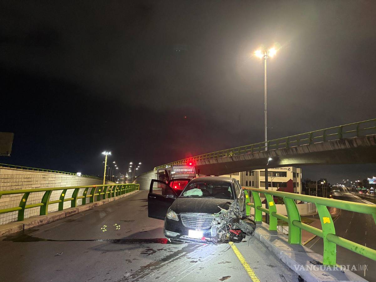 $!El conductor perdió el control en la curva más alta del distribuidor vial.