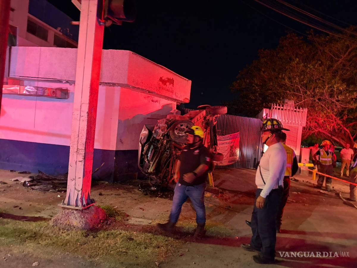 $!Choque entre autobús y camioneta deja cinco lesionados en el Centro de Torreón