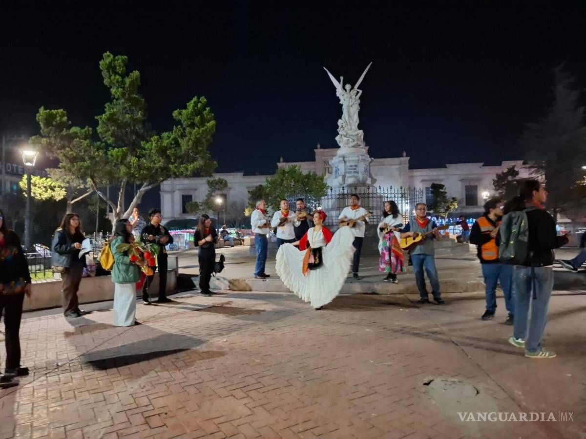 $!Fandango nocturno en la plaza Manuel Acuña, durante la temporada de la rama veracruzana, en diciembre del año pasado.