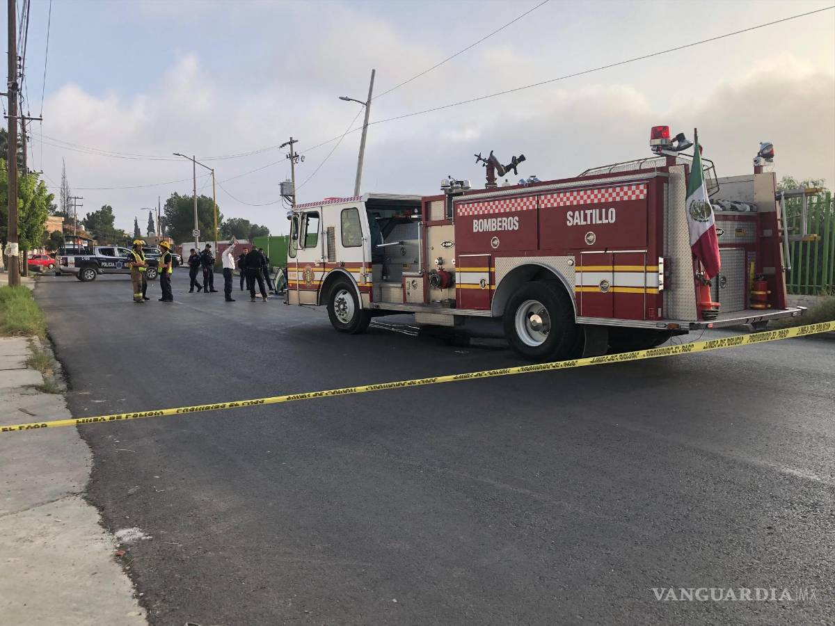 $!Personal de emergencia trabajó en el lugar del accidente para rescatar a las mujeres.