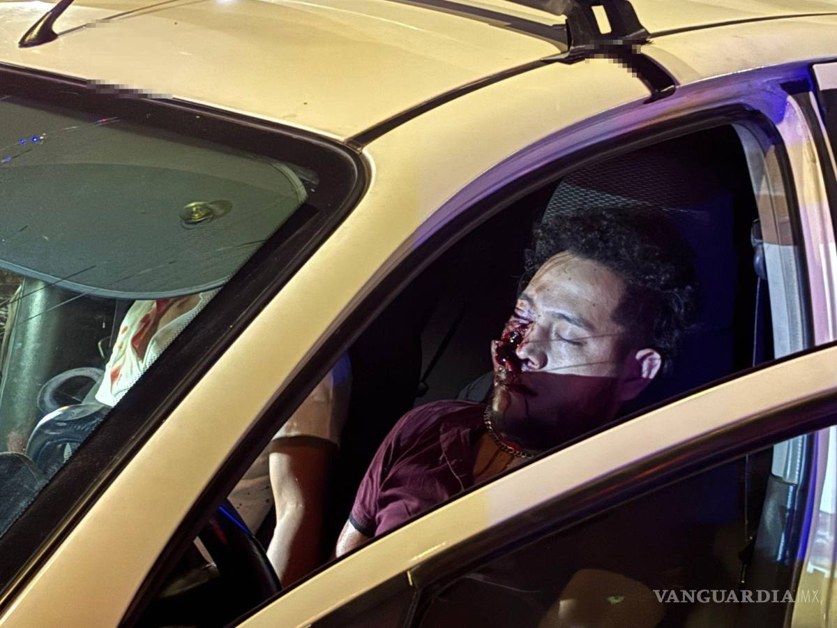 $!Paramédicos de la Cruz Roja acudieron al lugar para atender al conductor, quien sufrió una lesión en el pómulo derecho.