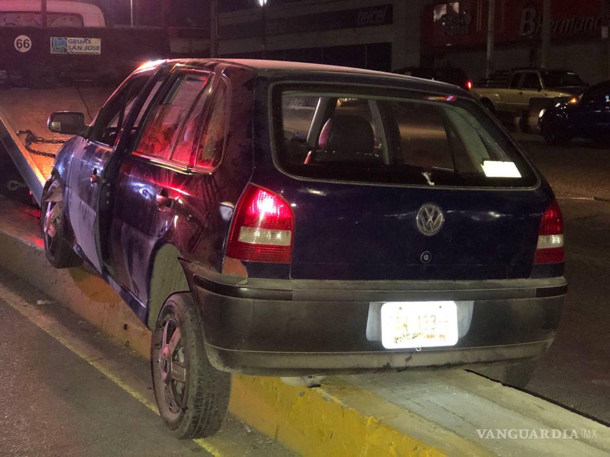 $!El vehículo fue remolcado mediante una grúa hacia un corralón.