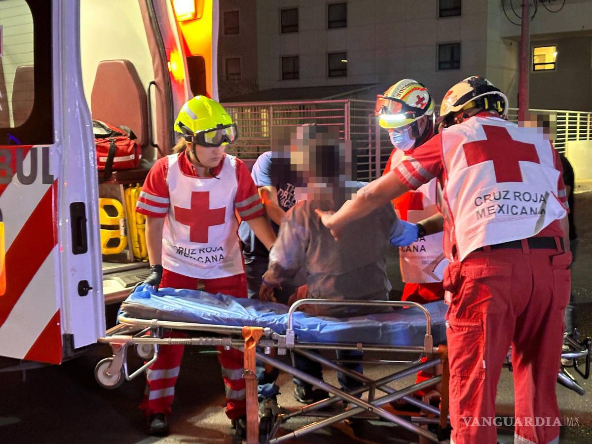 $!Paramédicos de la Cruz Roja auxiliaron al conductor en el lugar del accidente.