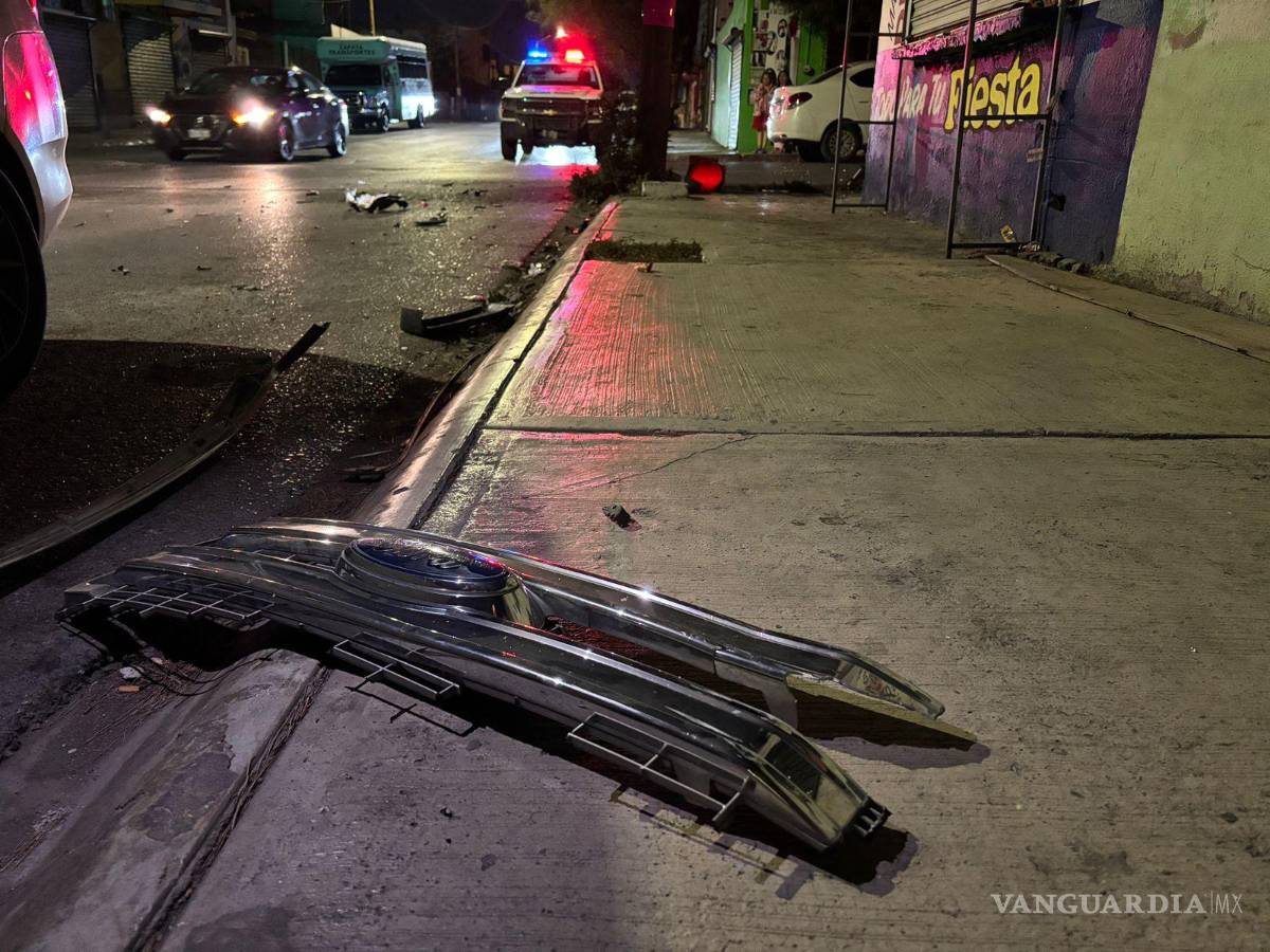$!En el sitio se localizó la facia delantera de la camioneta Ford presuntamente responsable del accidente.