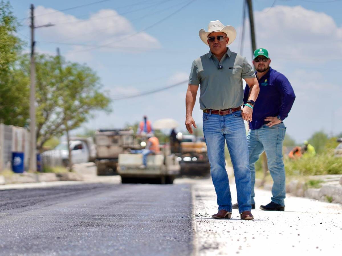 $!Durante el recorrido de supervisión, los vecinos del sector agradecieron directamente al presidente municipal por consolidar una obra que habían esperado por muchos años. FOTO: CORTESÍA