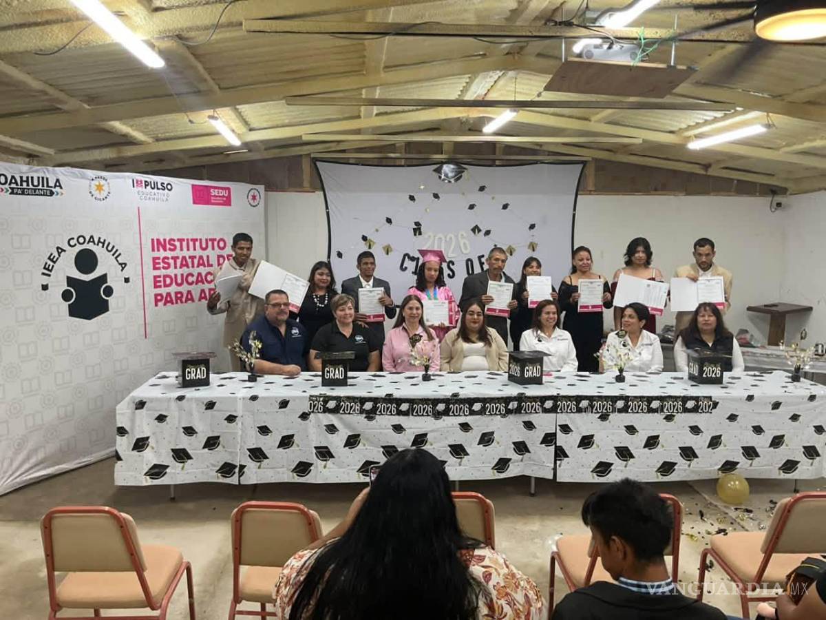$!Integrantes del Albergue Legado de Corazón muestran sus certificados durante la ceremonia de graduación en Ciudad Acuña.