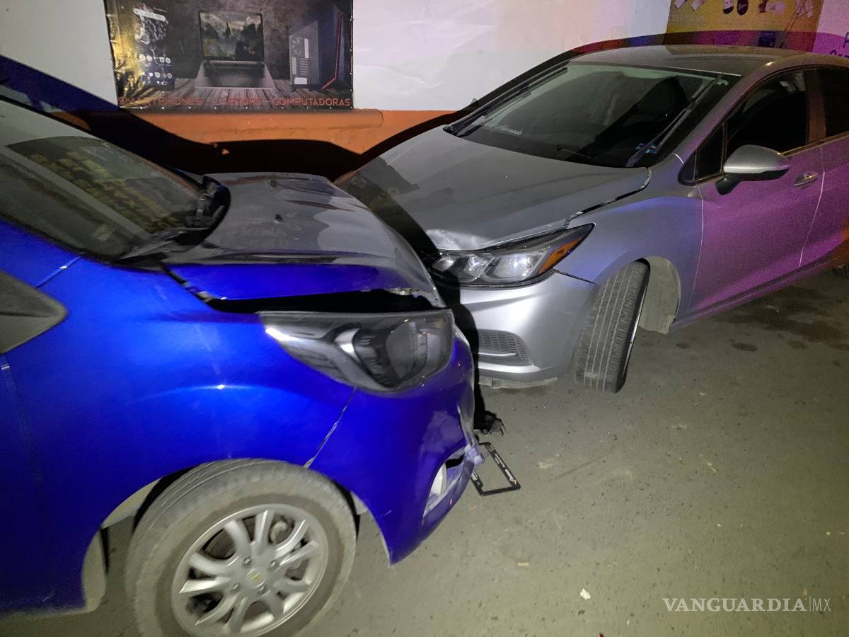 $!Se lo llevan esposado tras persecución y accidente