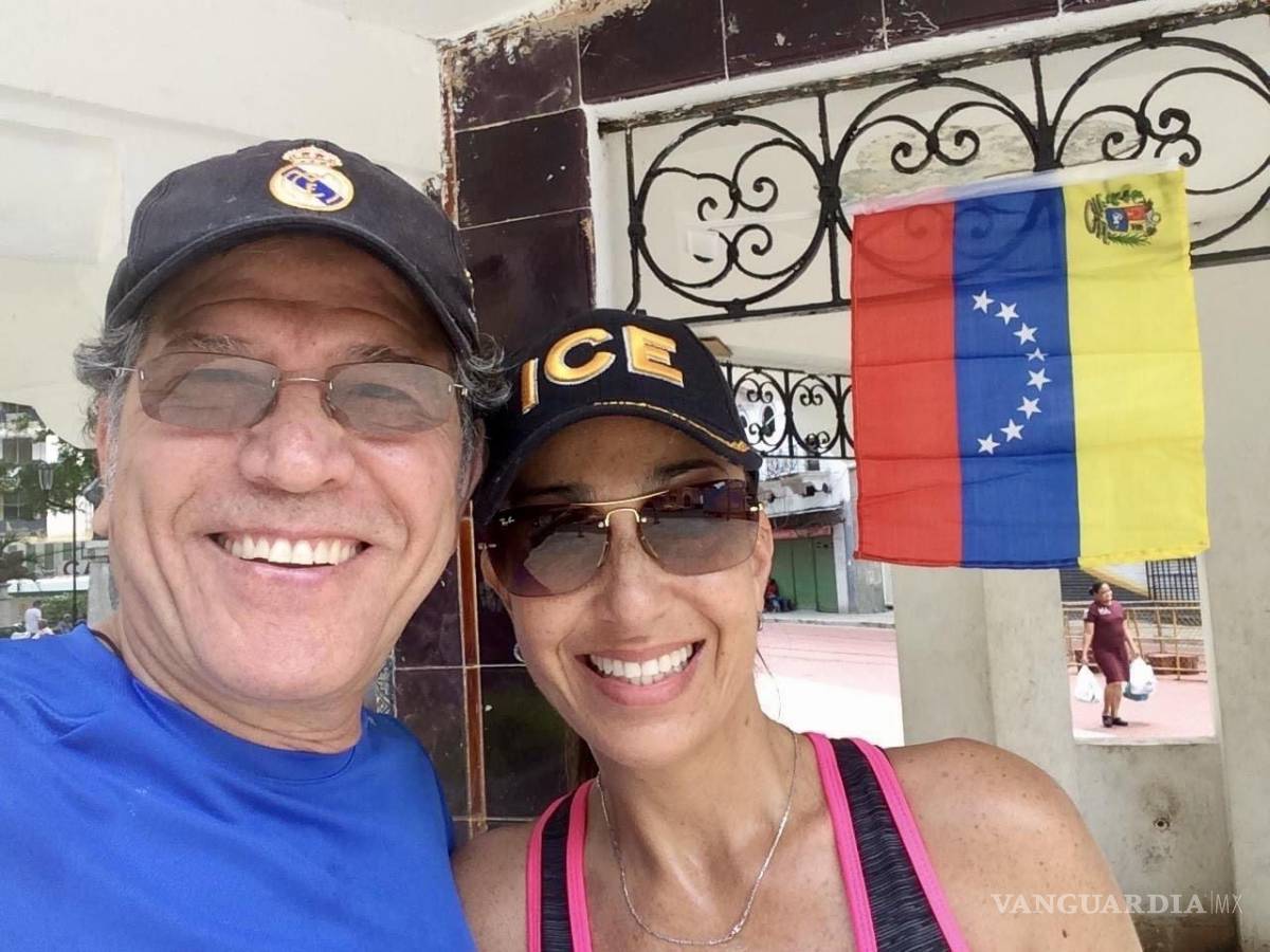 $!Grupo DETONA anda en Venezuela. Al fondo, una venezolana cargando víveres, de los pocos que hay en las tiendas de Caracas.