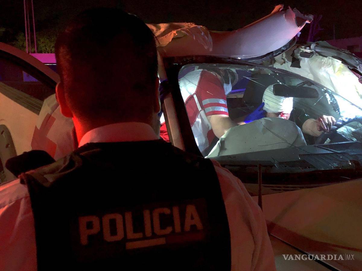 $!Paramédicos de la institución humanitaria acudieron al lugar para valorar al implicado, quien minutos antes ya había sido vendado por voluntarios.