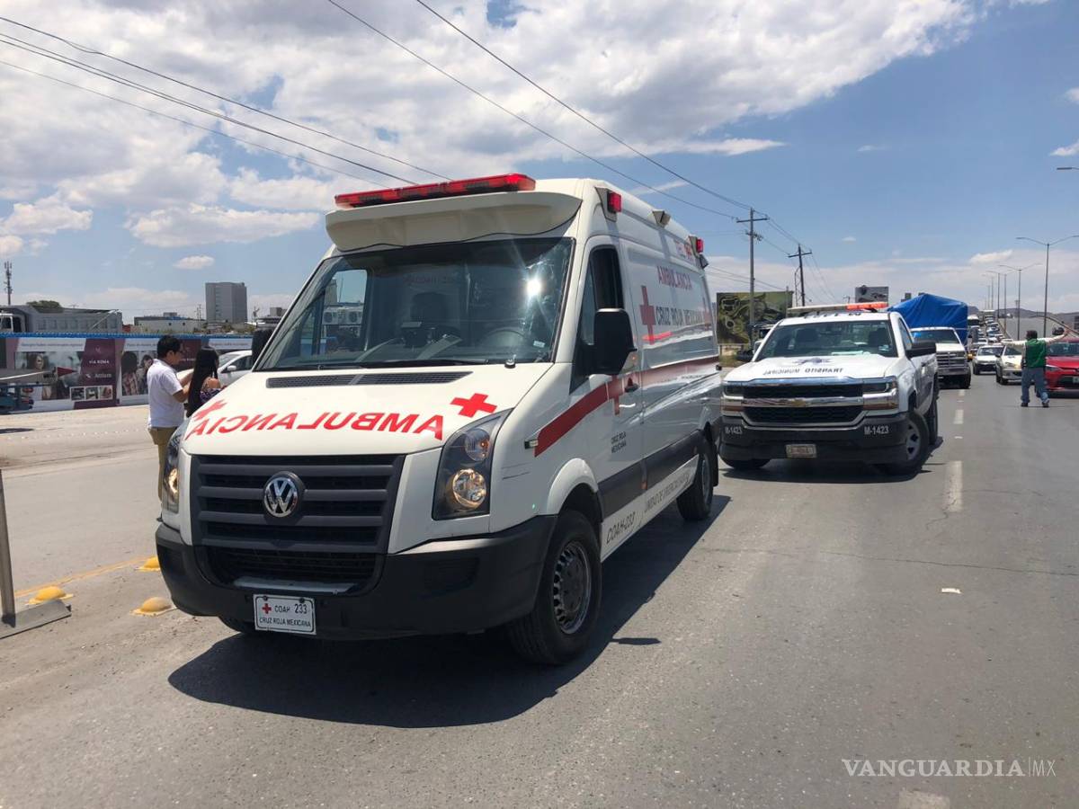 $!Choca y hace que se vuelque taxi en Saltillo