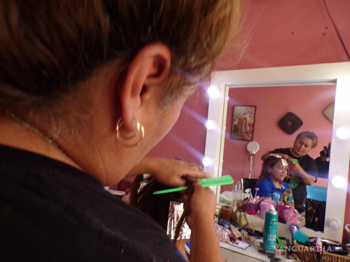 $!Fabiola Alcántar tiene su clientela en una estética, pero cuando llega el llamado, maquilla muertos.