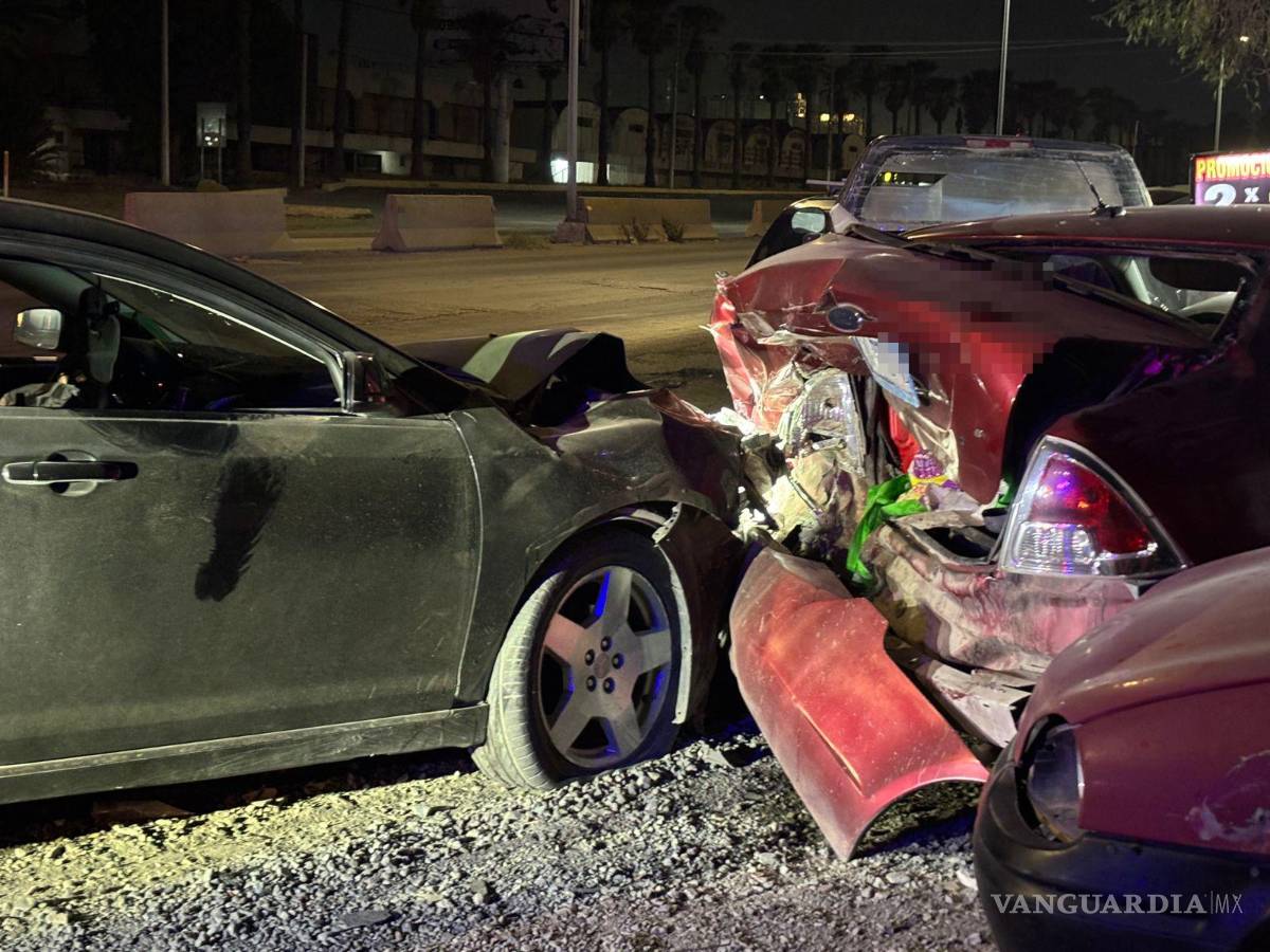 $!El vehículo responsable terminó con el frente destrozado tras impactarse contra un auto estacionado.
