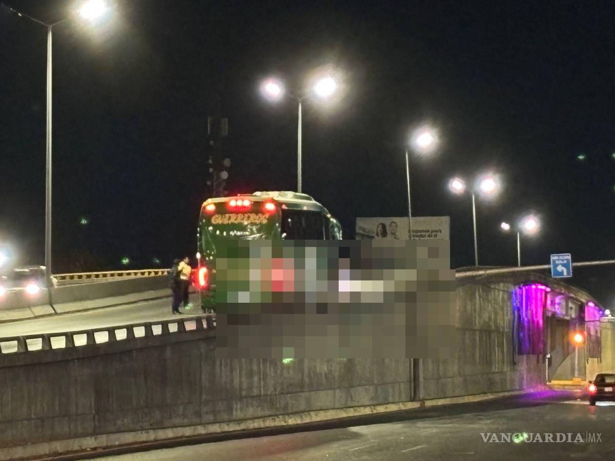 $!El camión de pasajeros que embistió al joven fue detenido metros adelante, mientras el conductor rendía su declaración ante los oficiales.