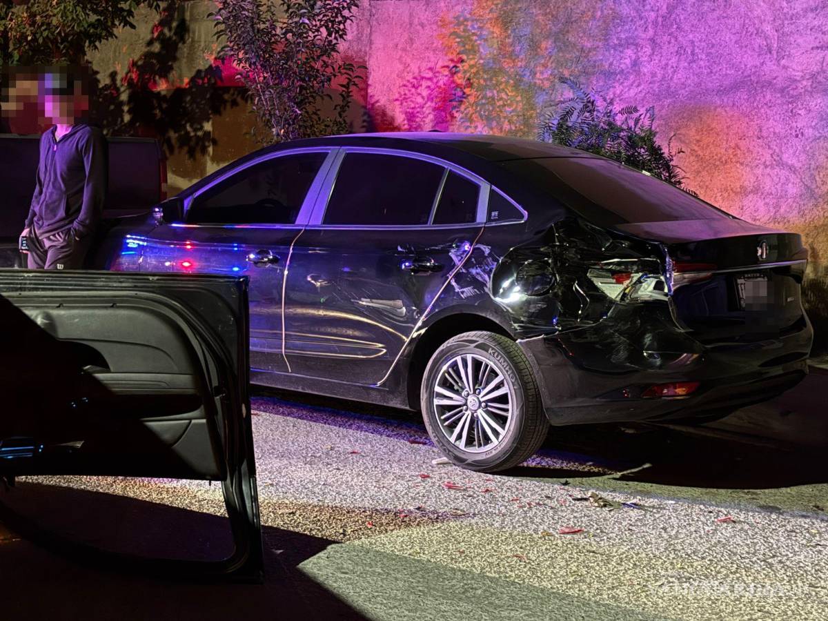 $!Testigos auxiliaron al conductor, quien logró salir por sus propios medios antes de ser detenido por los afectados.