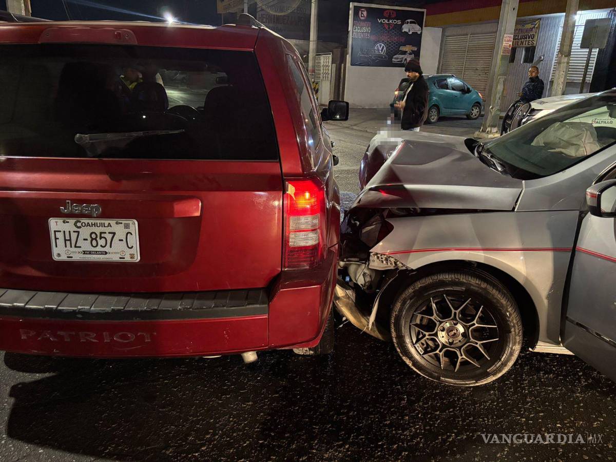 $!El Volkswagen Gol impactado sufrió daños en su parte delantera al ser sorprendido por la maniobra indebida, aunque afortunadamente no hubo personas lesionadas.