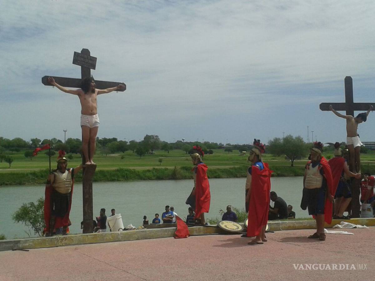 $!Miles presencian Viacrucis en Piedras Negras
