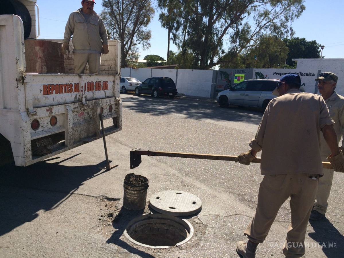 $!Desazolvan redes sanitarias de dos colonias de Torreón