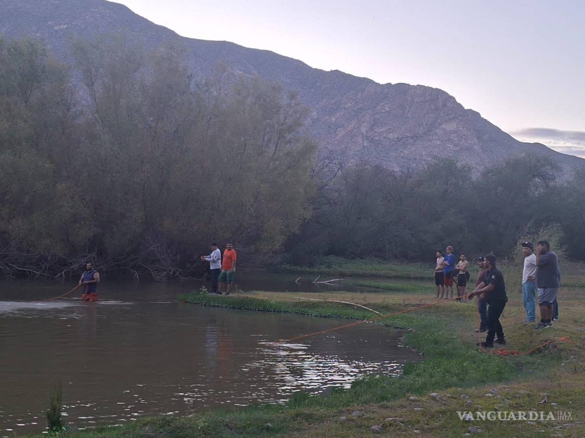 $!Voluntarios de la comunidad apoyan con embarcaciones y herramientas propias en el operativo de rastreo.