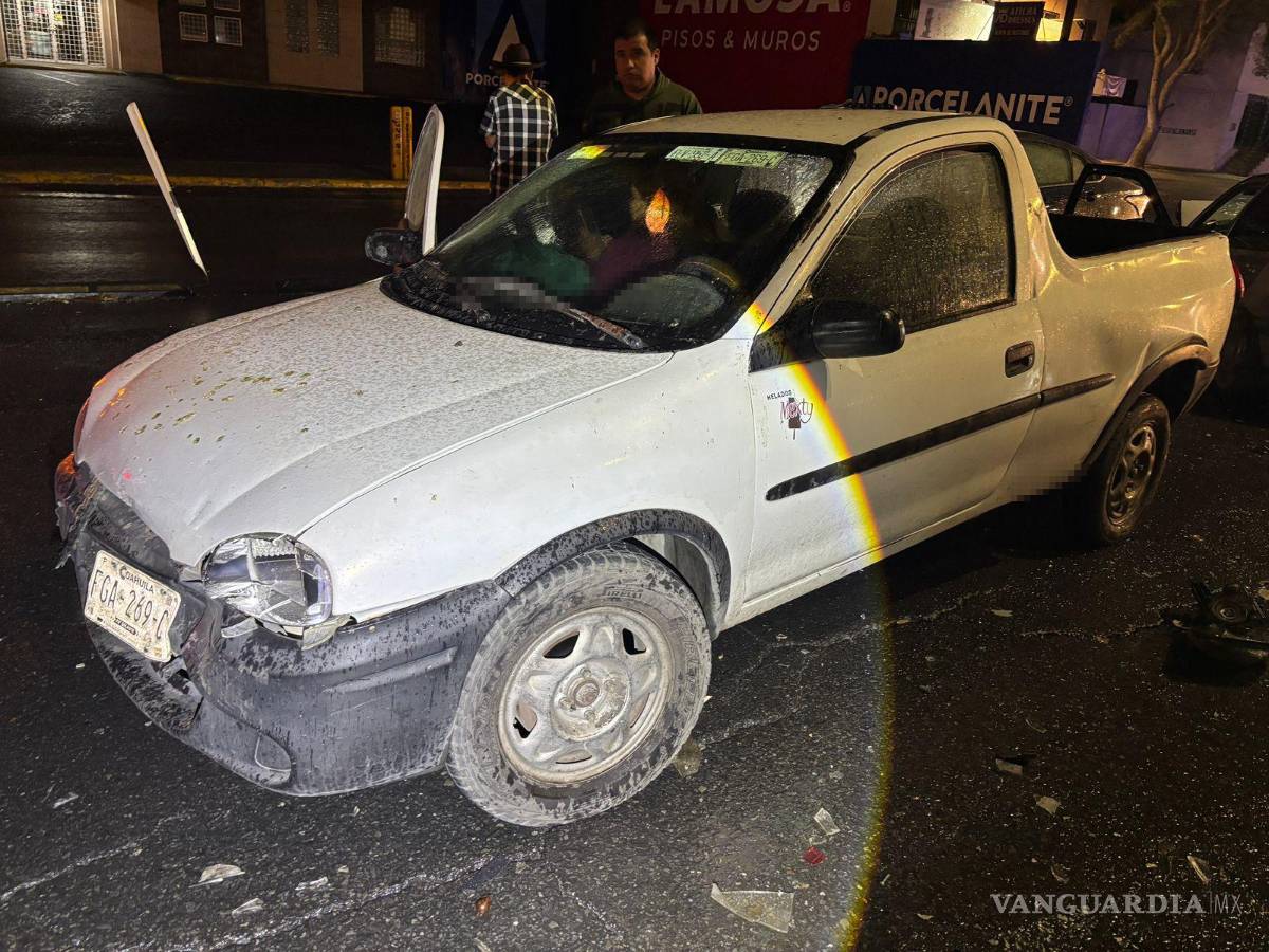 $!El Chevy quedó con daños severos tras provocar el choque múltiple.