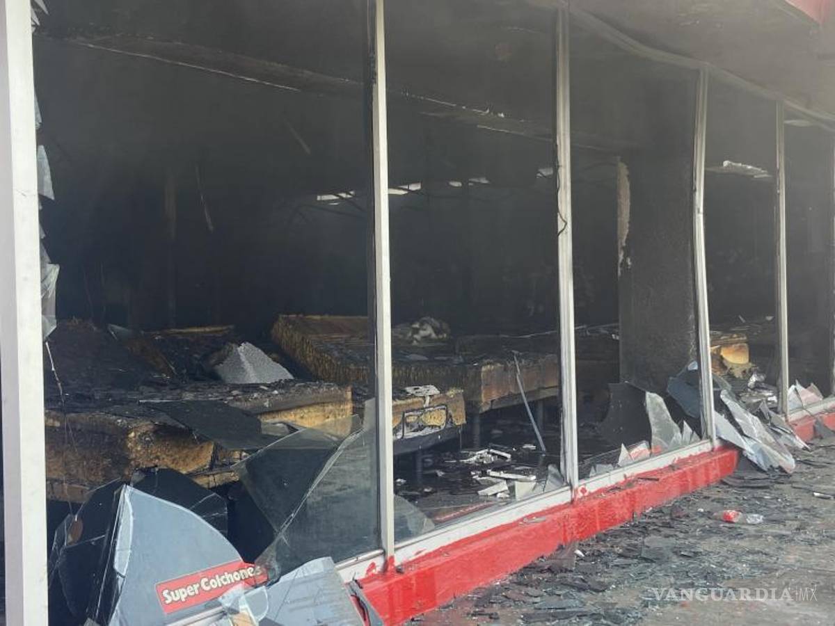 $!Empleados del lugar se percataron de que salía humo de la parte la “bodega”.