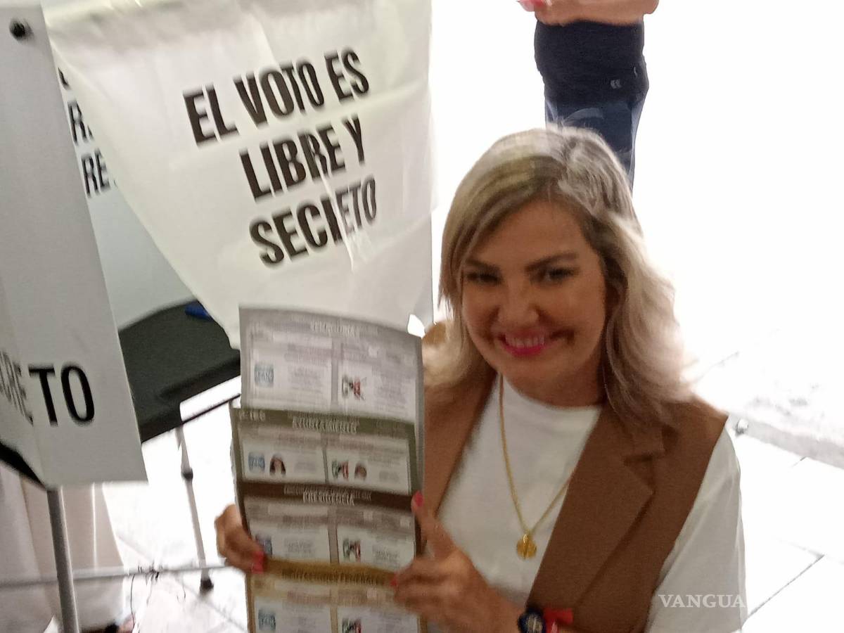 $!La alcaldesa Norma Treviño Galindo emitió su voto en la sección 594 de una casilla básica en Piedras Negras.