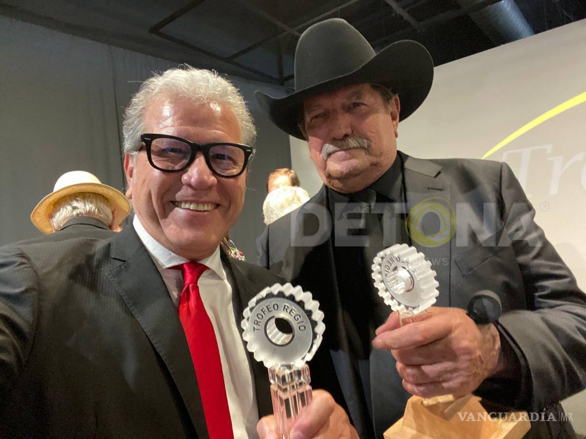 $!Don Oscar Flores, derecha, con el Trofeo Regio 2024, también recibido por Plácido Garza, director de DETONA.