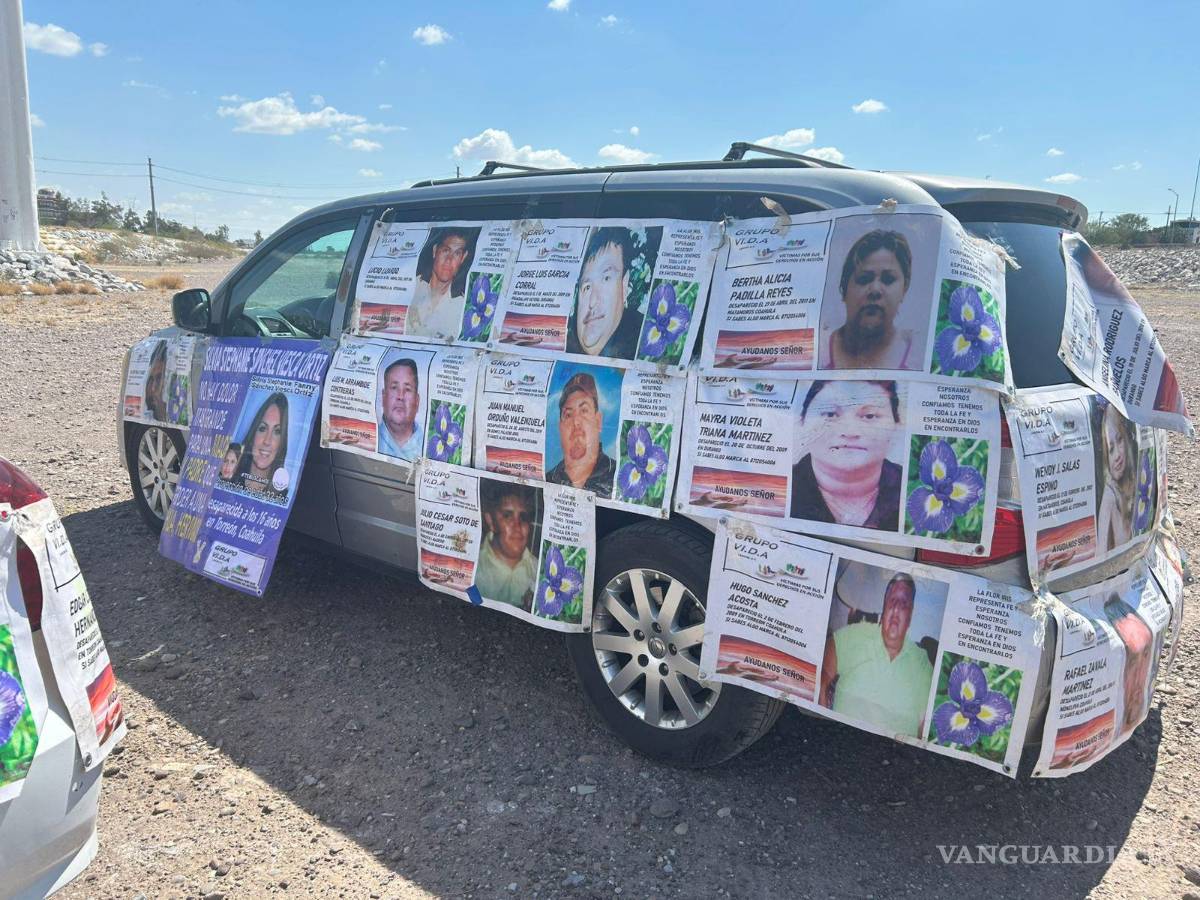 $!Durante la marcha, las mujeres llevaron una criba, herramienta clave en la búsqueda de restos, y ofrecieron una misa en memoria de sus seres queridos desaparecidos.