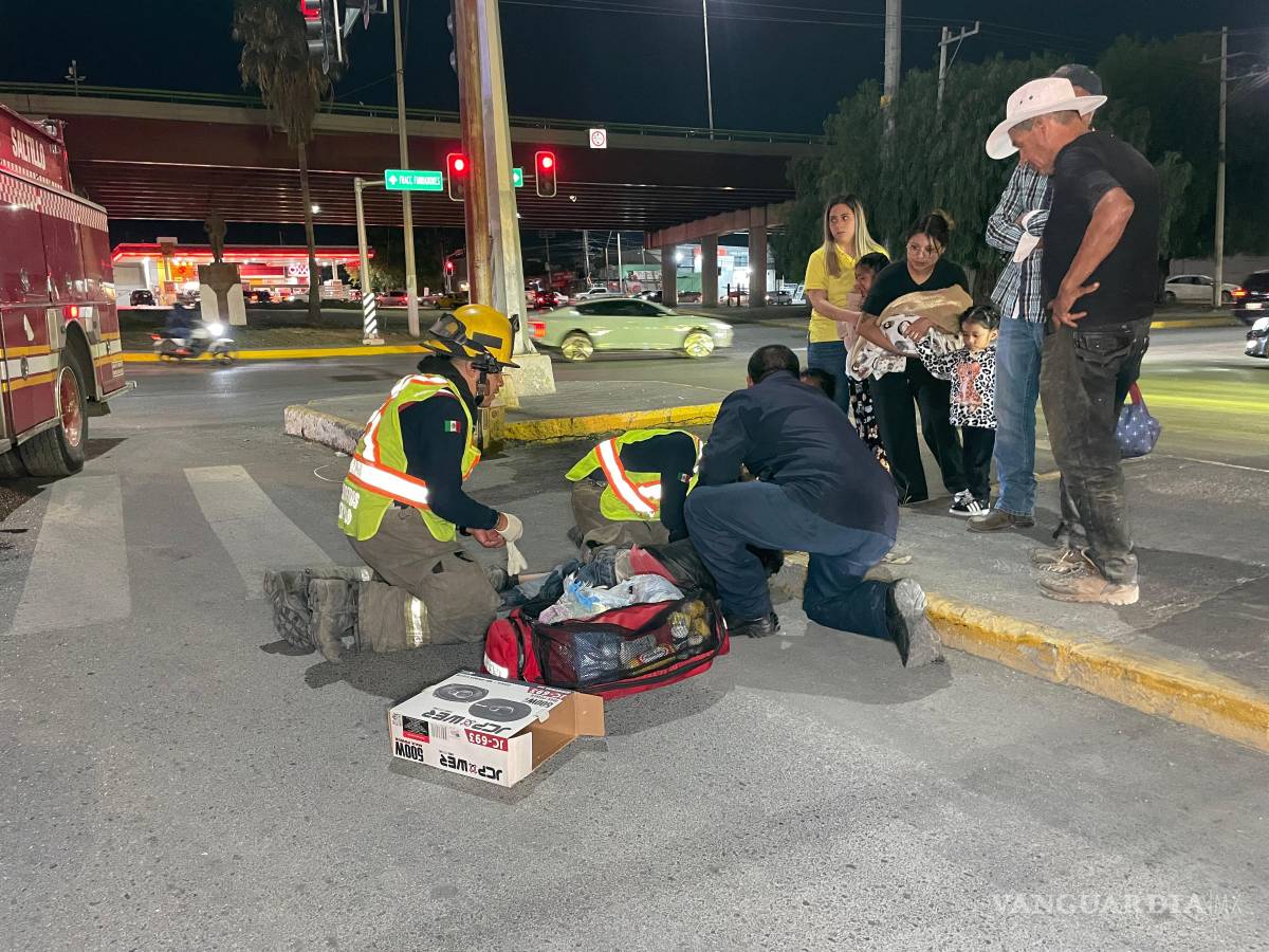 $!Personal de Bomberos y de la Secretaría de Salud, tras valorarlo, lo trasladaron a la Clínica 1 del IMSS.