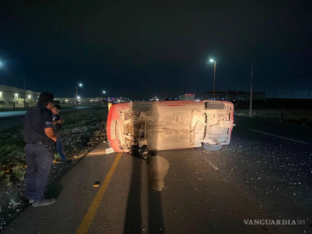 $!Aunque el percance fue aparatoso y generó una importante movilización de corporaciones de auxilio, las autoridades reportaron únicamente daños materiales y descartaron lesiones graves en el conductor.