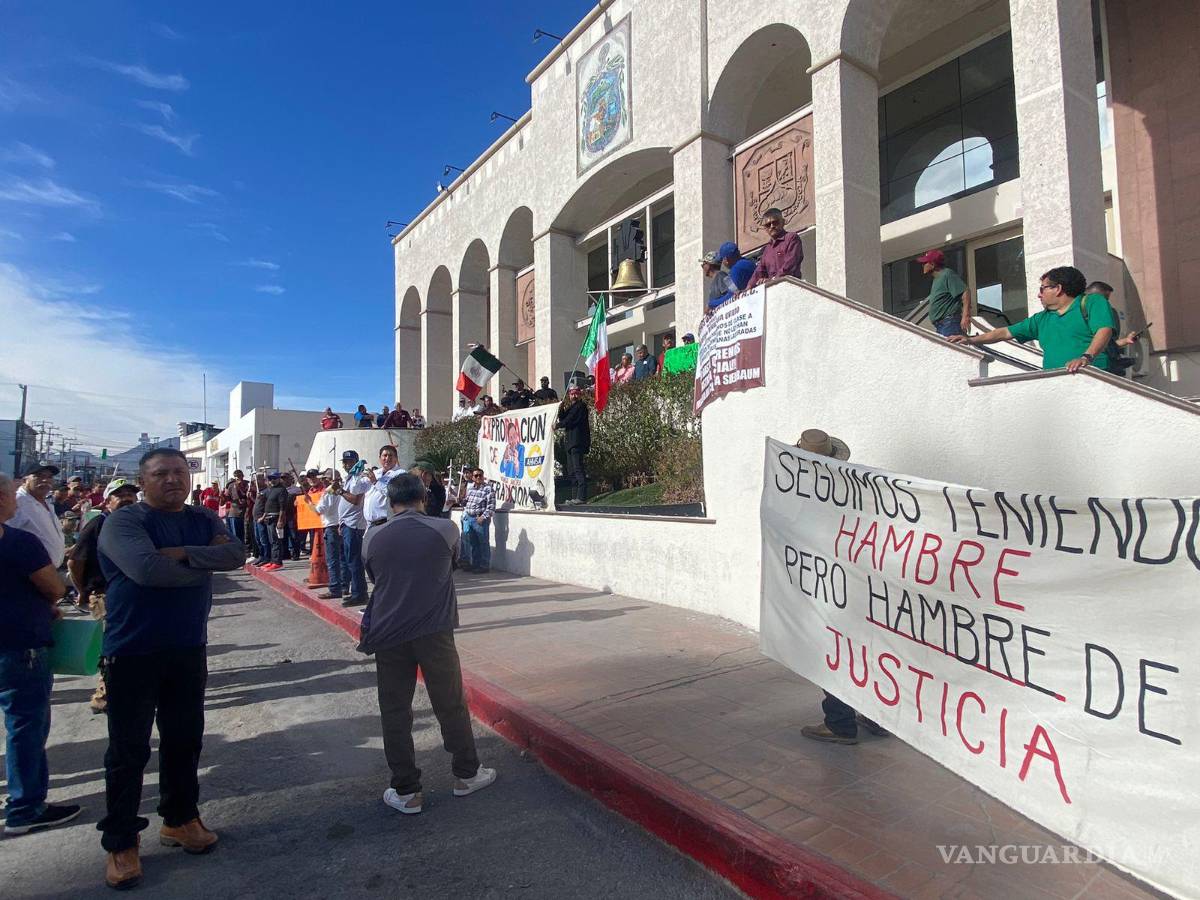 $!La marcha culminó frente a la presidencia municipal, donde los ex obreros tomaron el micrófono para expresar su inconformidad.