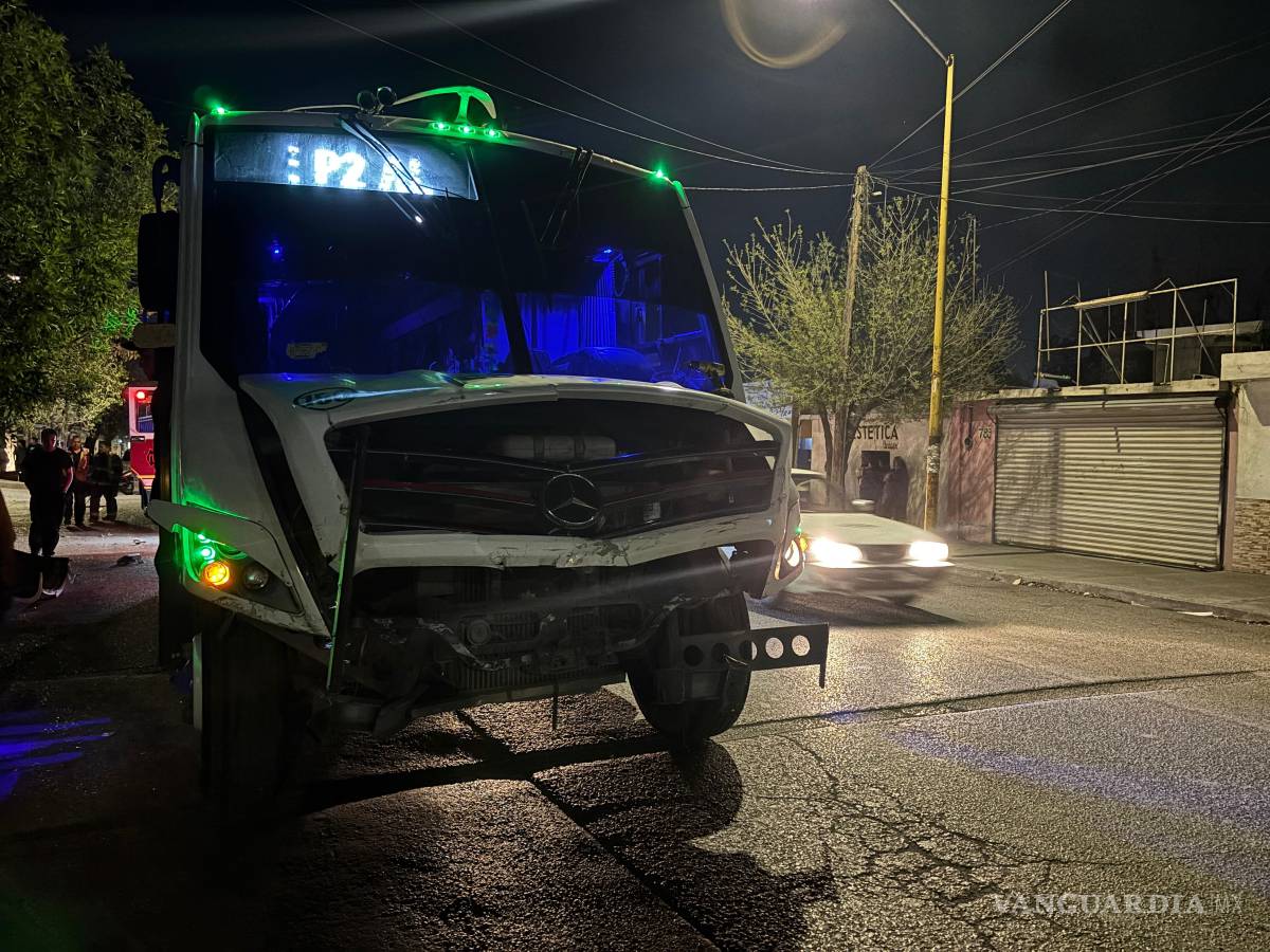 $!Agentes de Tránsito Municipal abanderaron la zona del siniestro mientras las unidades eran retiradas por una grúa al corralón.