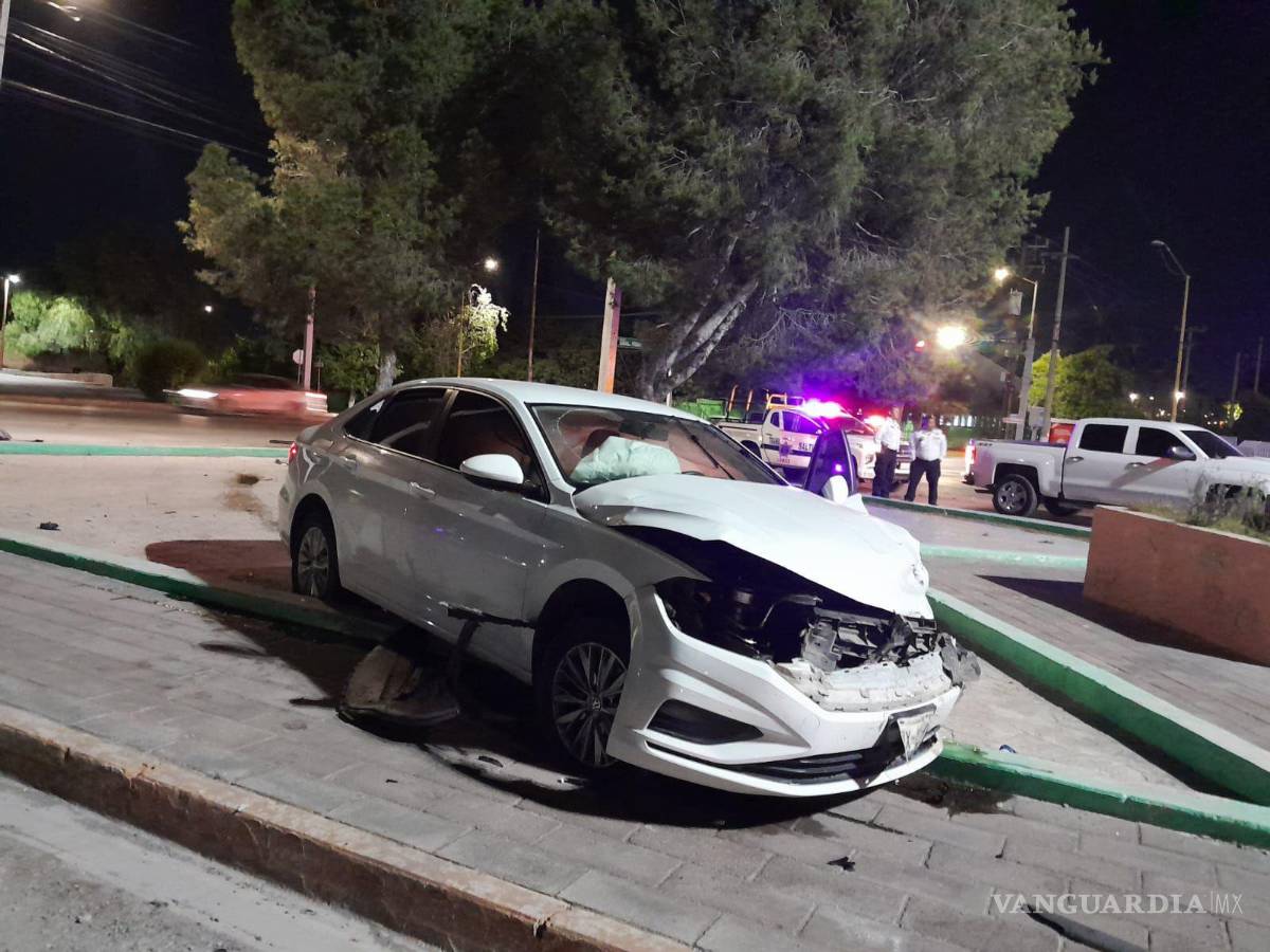 $!Tras el impacto, ambos vehículos salieron proyectados contra el camellón central.