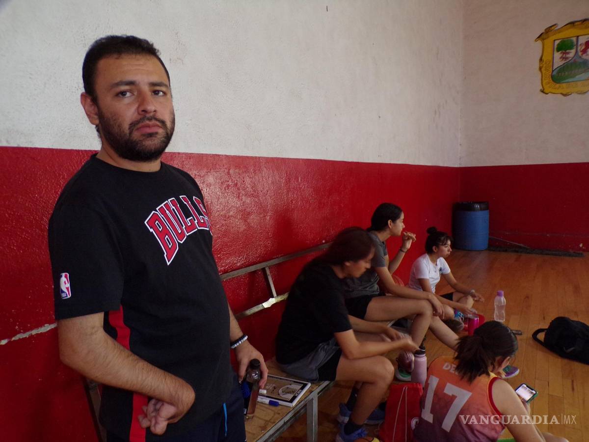 $!Rafael Cervantes, persona con discapacidad, en el gimnasio donde entrena a un equipo de básquetbol femenil
