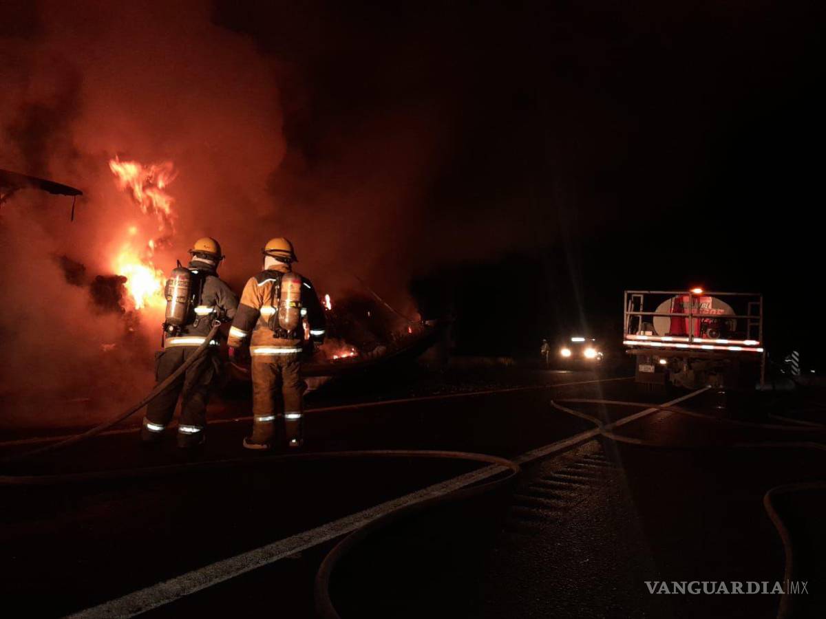 $!Bomberos de Ramos Arizpe sofocaron el incendio en la caja del tráiler cargado con limón y piña.