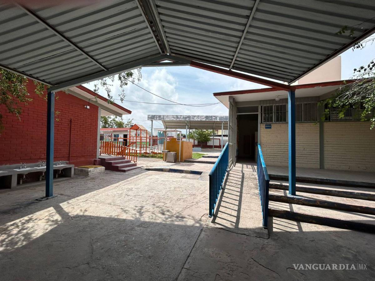 $!Trabajos de fumigación, limpieza y control sanitario fueron implementados en las instalaciones del plantel para eliminar la presencia de los parásitos y garantizar condiciones seguras para los estudiantes.